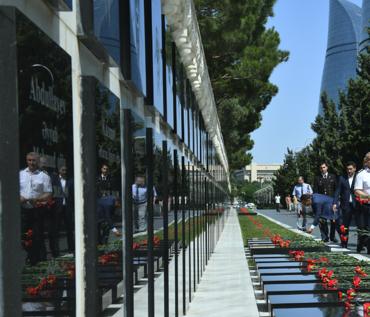 Dənizçilər Ümummilli lider Heydər Əliyevin məzarını və Şəhidlər xiyabanını ziyarət ediblər