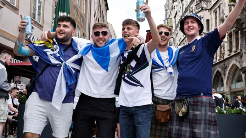 Şotlandiyalı azarkeşlər bir neçə saata Münhen barlarının pivəsini tükətdi