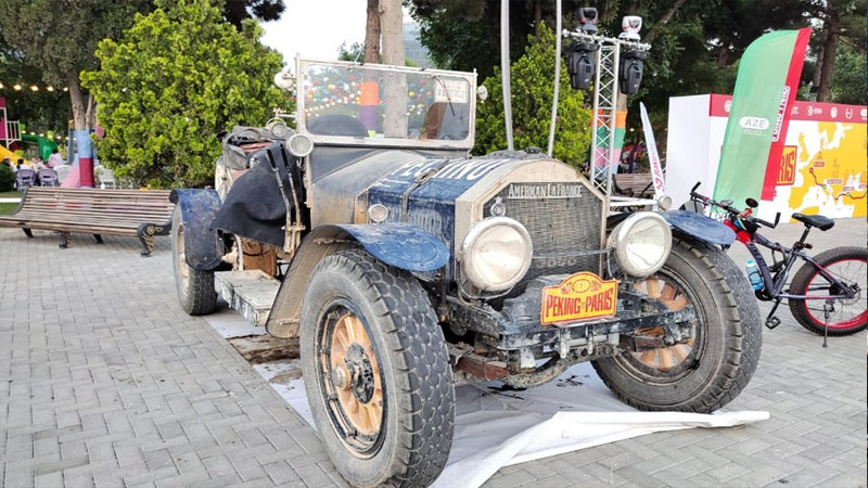 Azərbaycanda 110 yaşlı retro avtomobil yandı (FOTO)