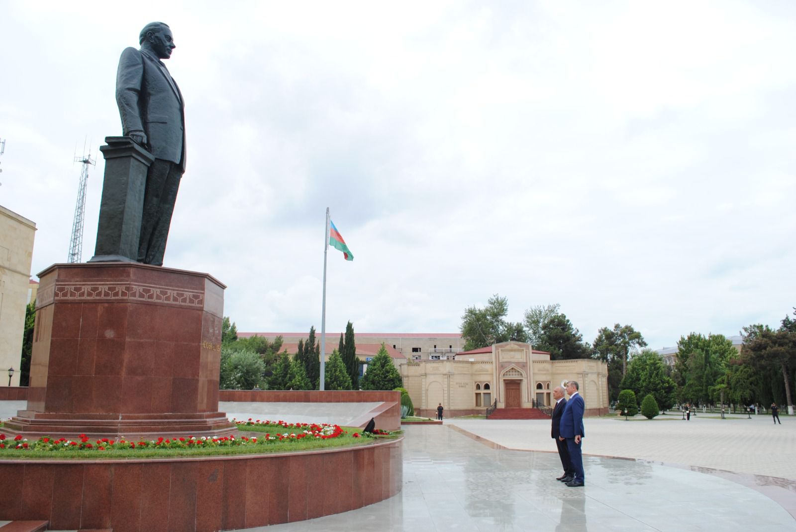 Zaur Mikayılov Şirvan şəhərində vətəndaşlarla görüşdü (FOTO)