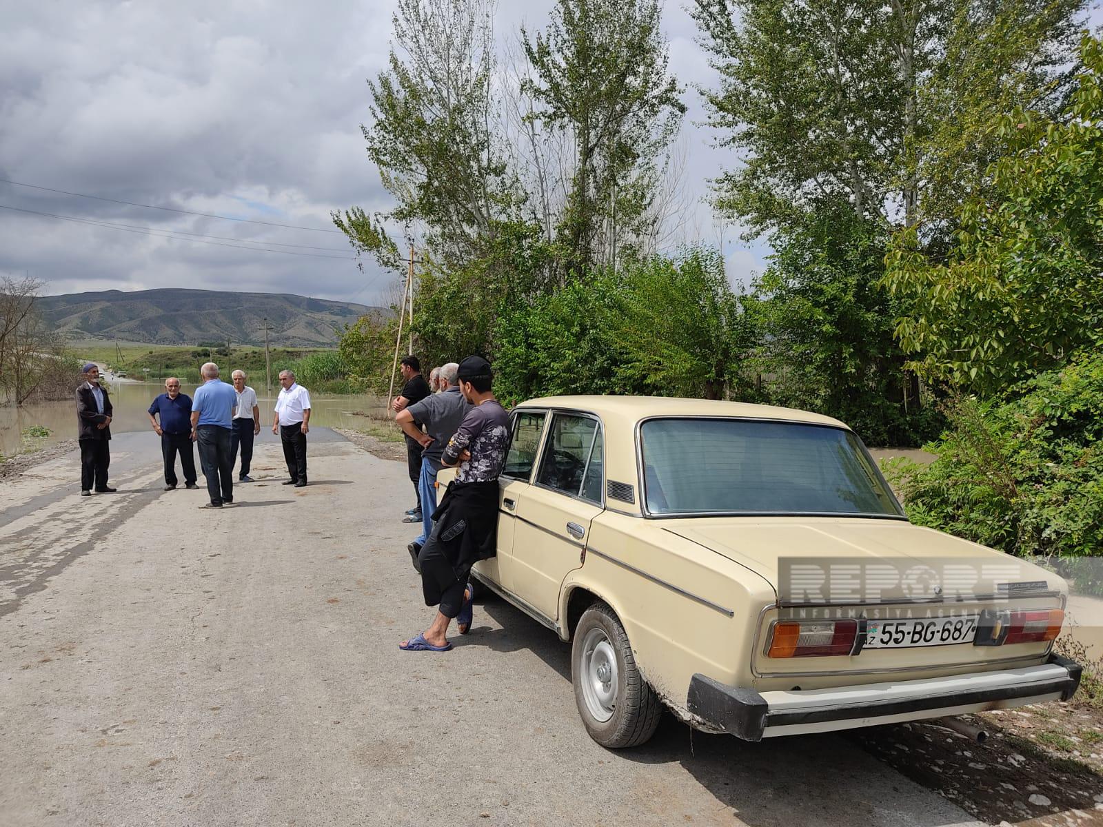 Şəkidə çay daşdı, Qudula kəndi ilə əlaqə kəsildi (FOTO)