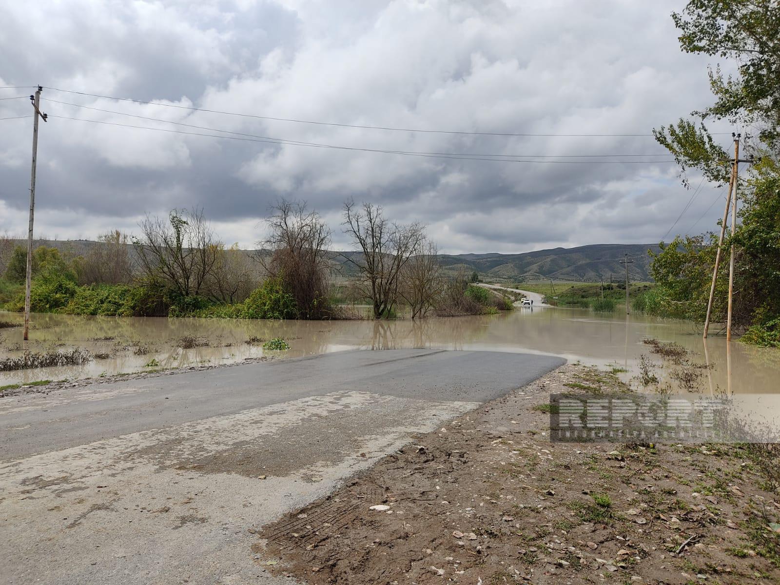 Şəkidə çay daşdı, Qudula kəndi ilə əlaqə kəsildi (FOTO)