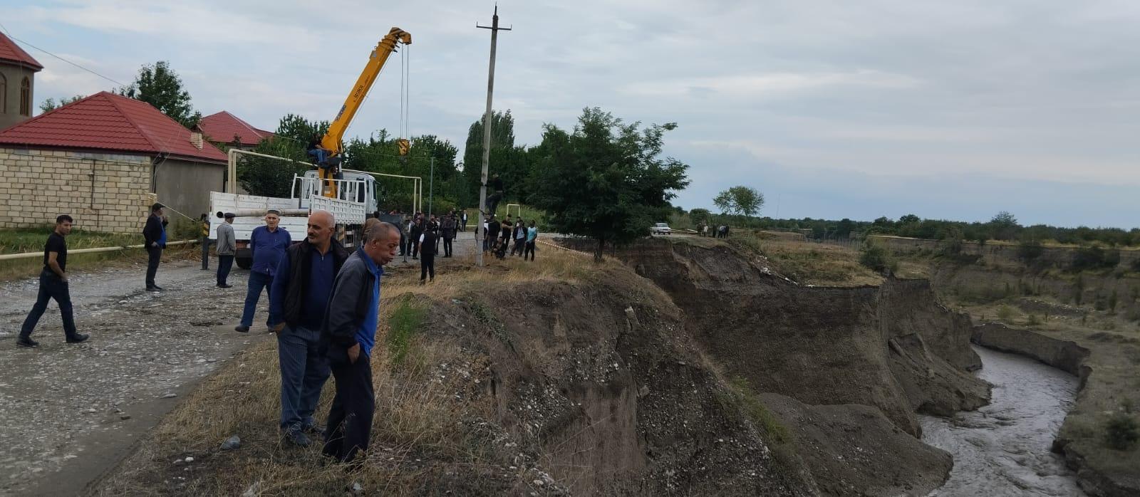 Qudyalçaya gələn güclü sel Küpçalqışlaq kəndinin yolunu uçurdu (FOTO)