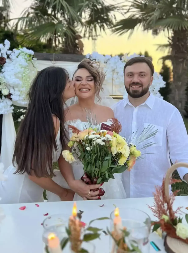 AzTV-nin aparıcısı meyxanaçı ilə evləndi (FOTO/VİDEO)