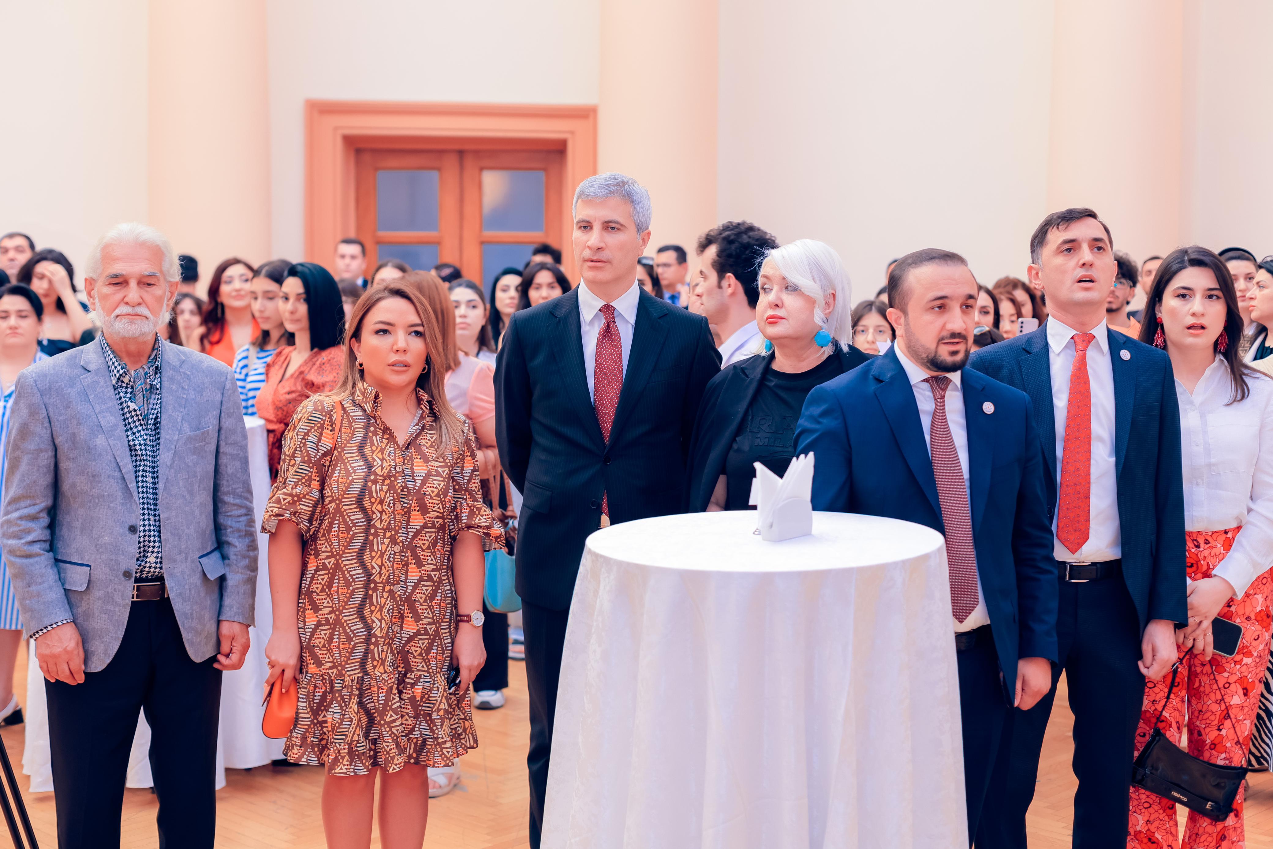 “Onun yarısı” adlı gənc rəssamların qrup sərgisi keçirildi (FOTOLAR)