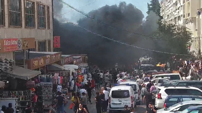 Ticarət mərkəzindəki yanğın söndürüldü (FOTO/YENİLƏNİB)