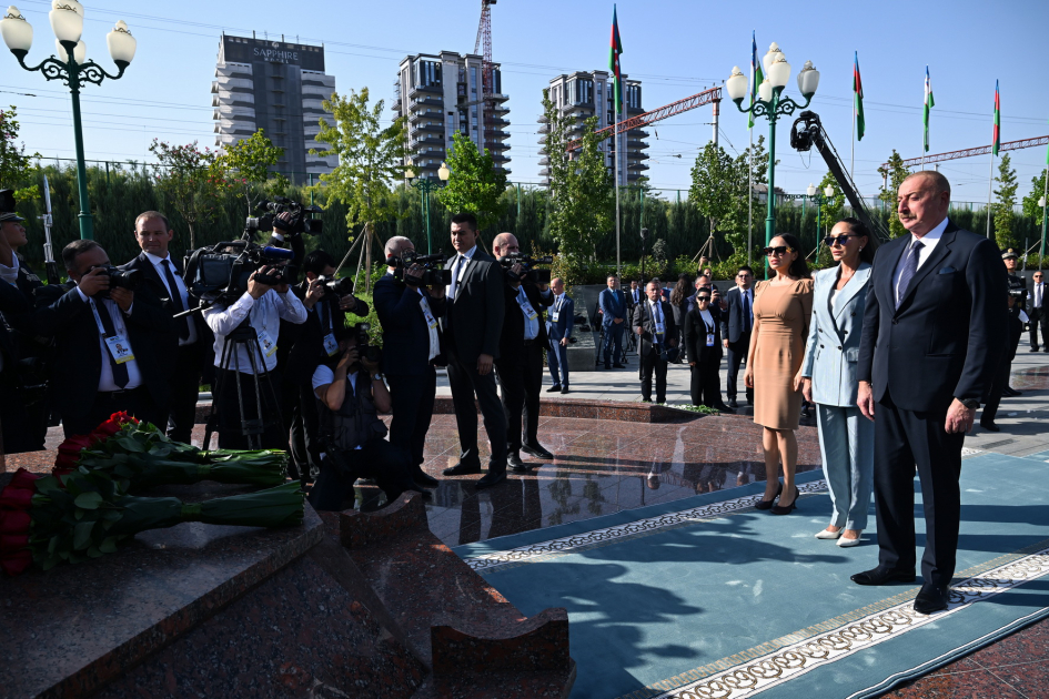 İlham Əliyev və Mehriban Əliyeva Heydər Əliyevin barelyefi önünə gül dəstələri qoyub (YENİLƏNİB/FOTO)