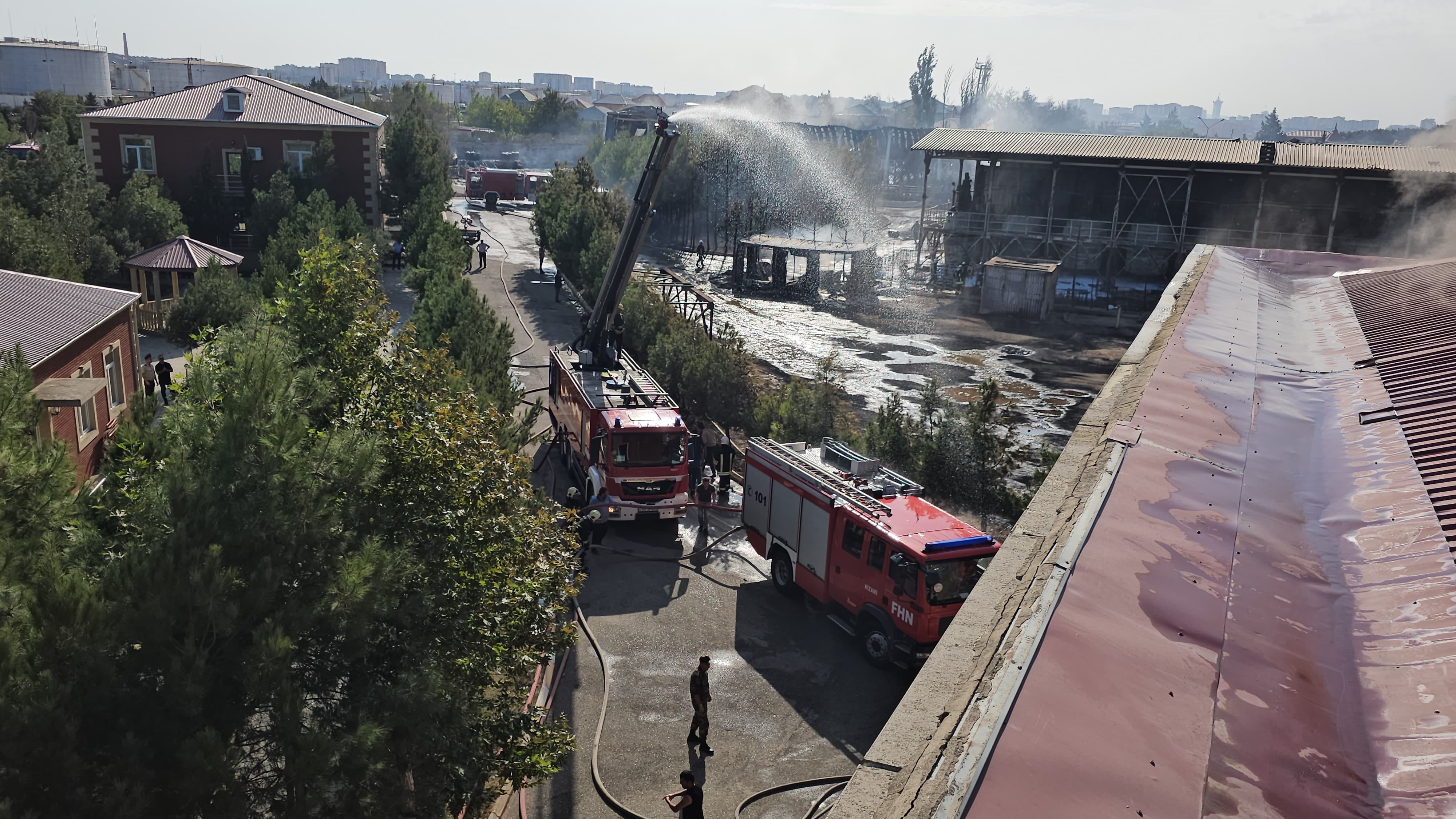 Bakıda obyektdəki yanğın tam söndürüldü (FOTO/VİDEO/YENİLƏNİB)