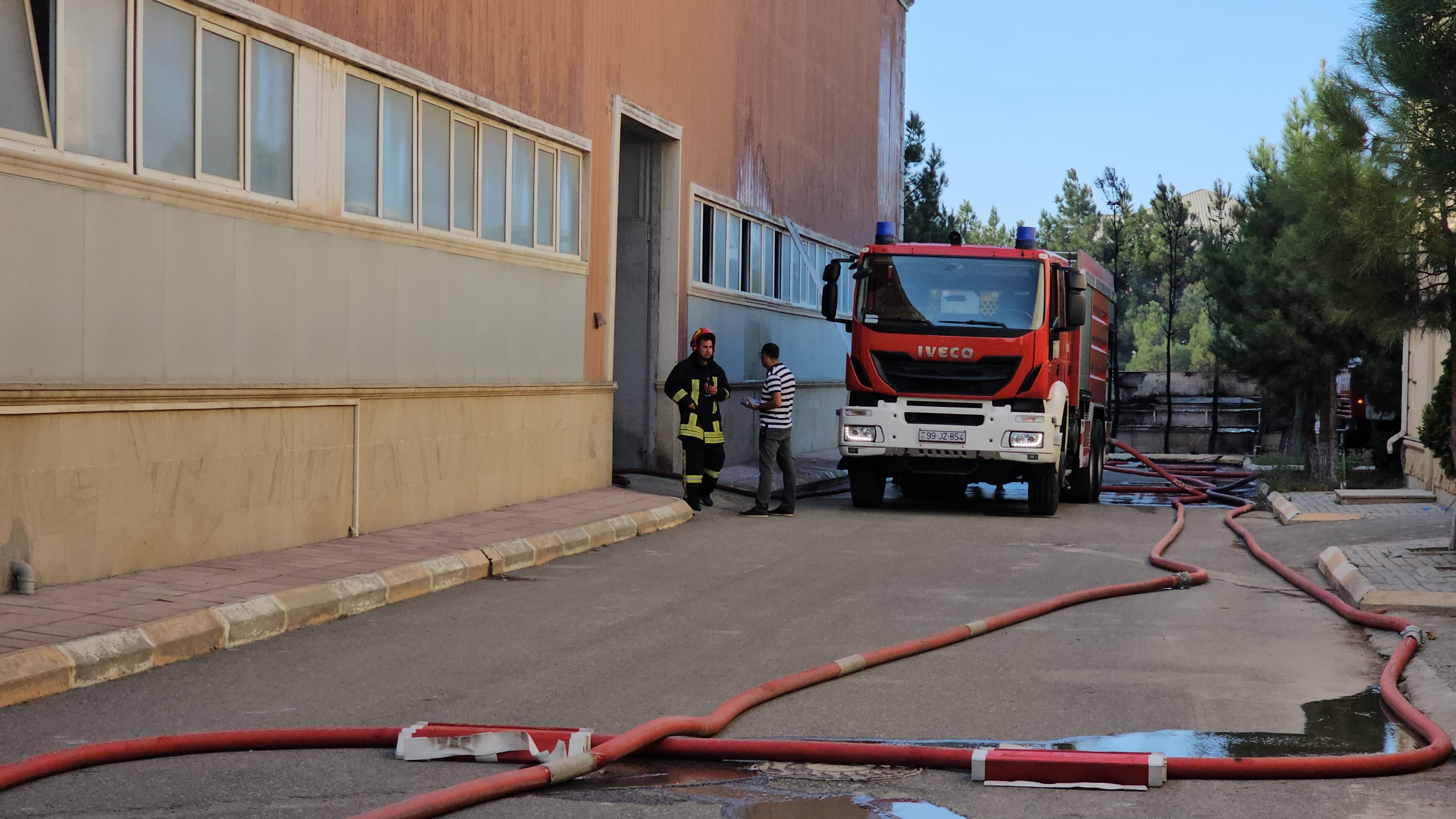 Bakıda obyektdəki yanğın tam söndürüldü (FOTO/VİDEO/YENİLƏNİB)