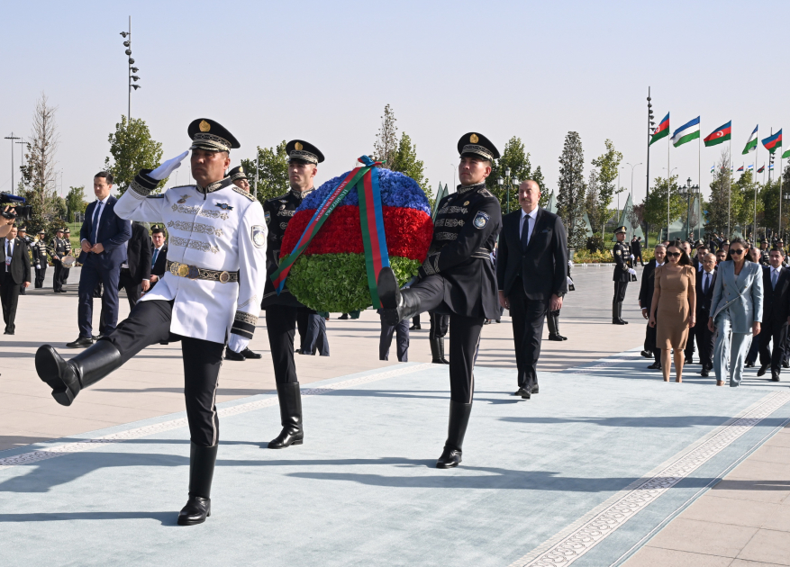 Prezident və ailə üzvləri Daşkənddə Müstəqillik abidəsini ziyarət etdi (YENİLƏNİB)