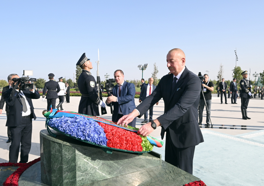 Prezident və ailə üzvləri Daşkənddə Müstəqillik abidəsini ziyarət etdi (YENİLƏNİB)