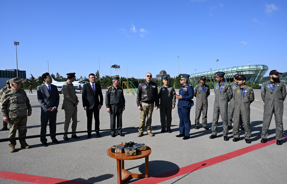 İlham Əliyevə çoxməqsədli JF-17C təyyarələri təqdim olunub (FOTO/YENİLƏNİB)