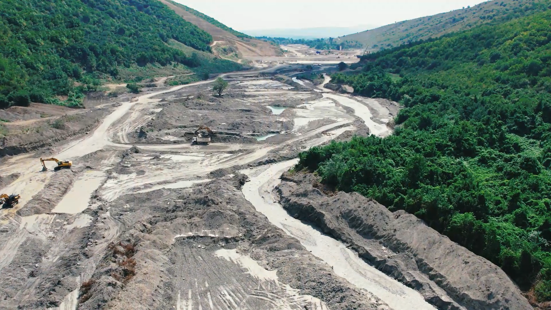 Yengicə su anbarında tikinti işləri davam edir (FOTO)