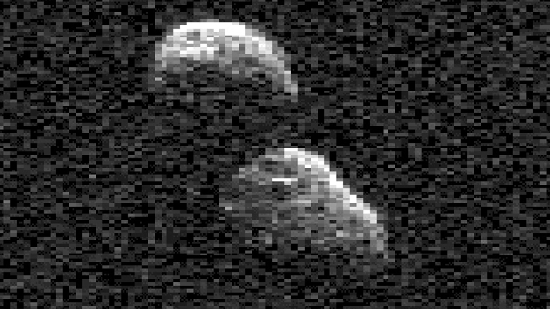 Yerin yanından uçan qar adamı formasında qəribə asteroid göründü