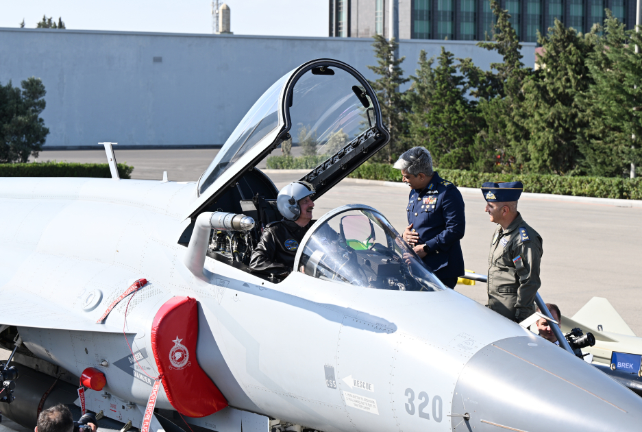 İlham Əliyevə çoxməqsədli JF-17C təyyarələri təqdim olunub (FOTO/YENİLƏNİB)