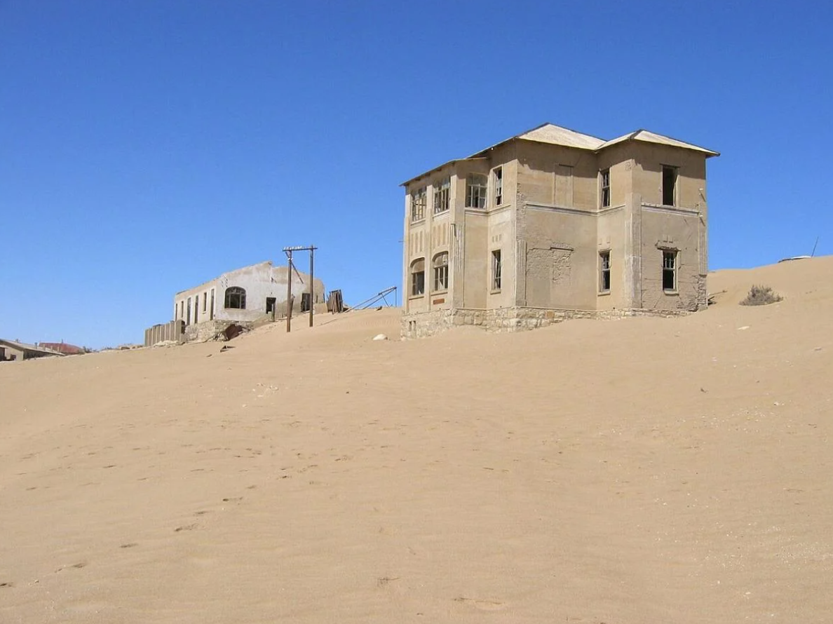 Səhranın udduğu tərk edilmiş xəyal şəhəri: Kolmanskop niyə məhv oldu? (FOTO)