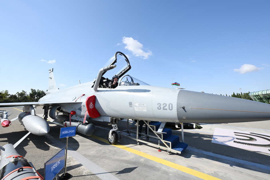 İlham Əliyevə çoxməqsədli JF-17C təyyarələri təqdim olunub (FOTO/YENİLƏNİB)