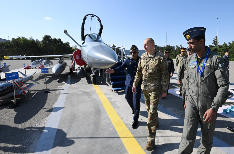 İlham Əliyevə çoxməqsədli JF-17C təyyarələri təqdim olunub (FOTO/YENİLƏNİB)