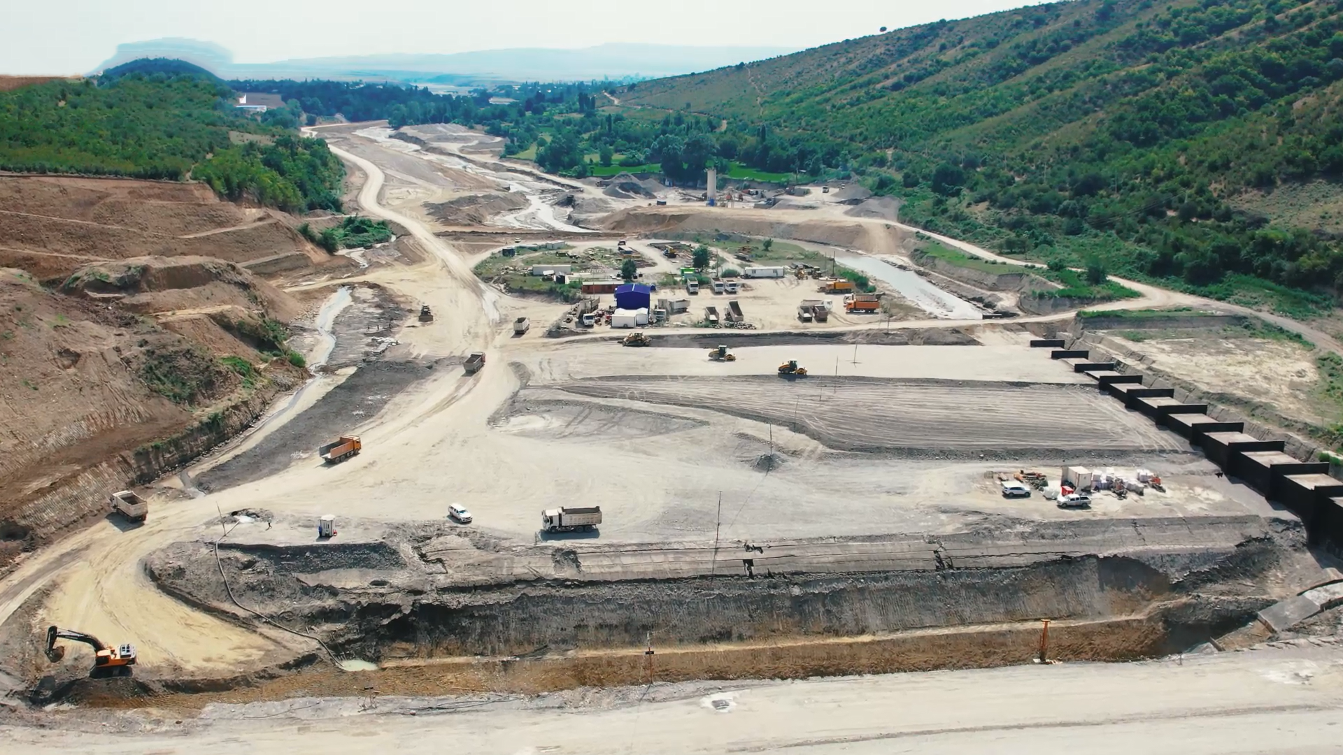 Yengicə su anbarında tikinti işləri davam edir (FOTO)