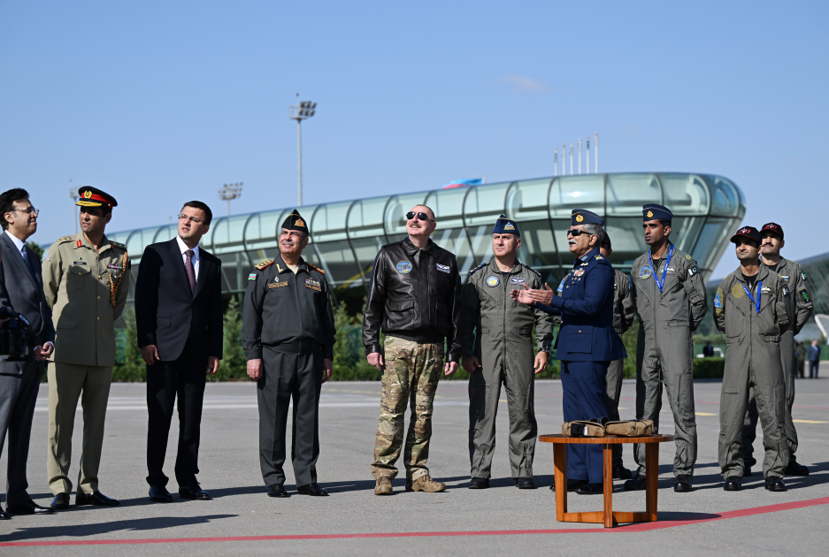 İlham Əliyevə çoxməqsədli JF-17C təyyarələri təqdim olunub (FOTO/YENİLƏNİB)