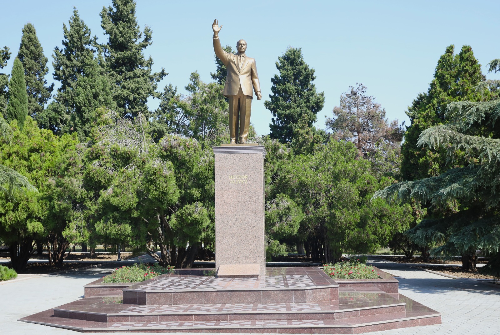 Sahib Məmmədov “Naftalan”da olub, mövcud vəziyyətlə maraqlanıb