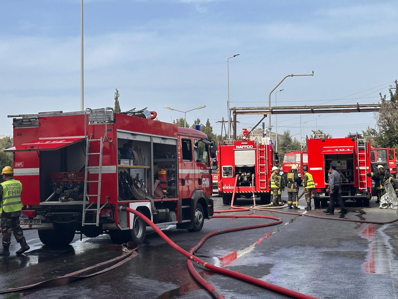 Bakıda boya sexində yanğın tam söndürüldü (FOTO/VİDEO/YENİLƏNİB)