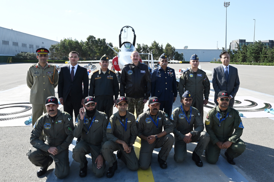 İlham Əliyevə çoxməqsədli JF-17C təyyarələri təqdim olunub (FOTO/YENİLƏNİB)