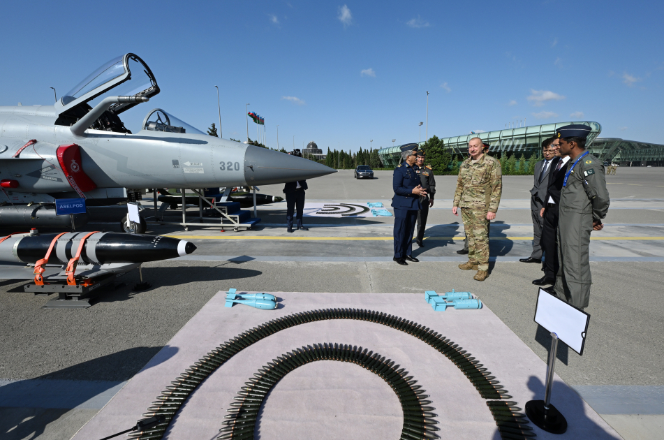 İlham Əliyevə çoxməqsədli JF-17C təyyarələri təqdim olunub (FOTO/YENİLƏNİB)