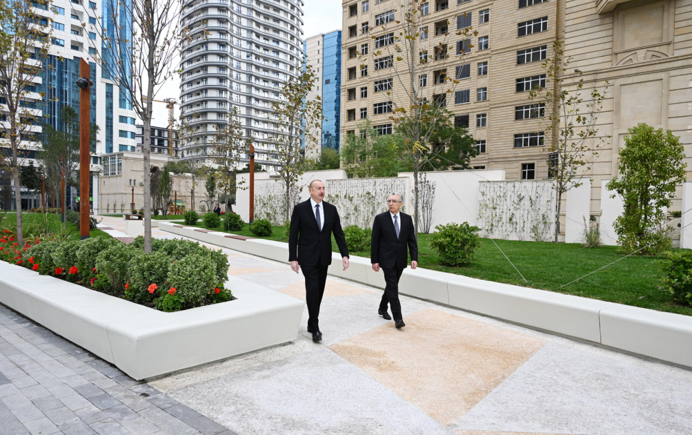 Prezident Nəsimidə yeni salınan parkda yaradılan şəraitlə tanış oldu (FOTO/YENİLƏNİB)