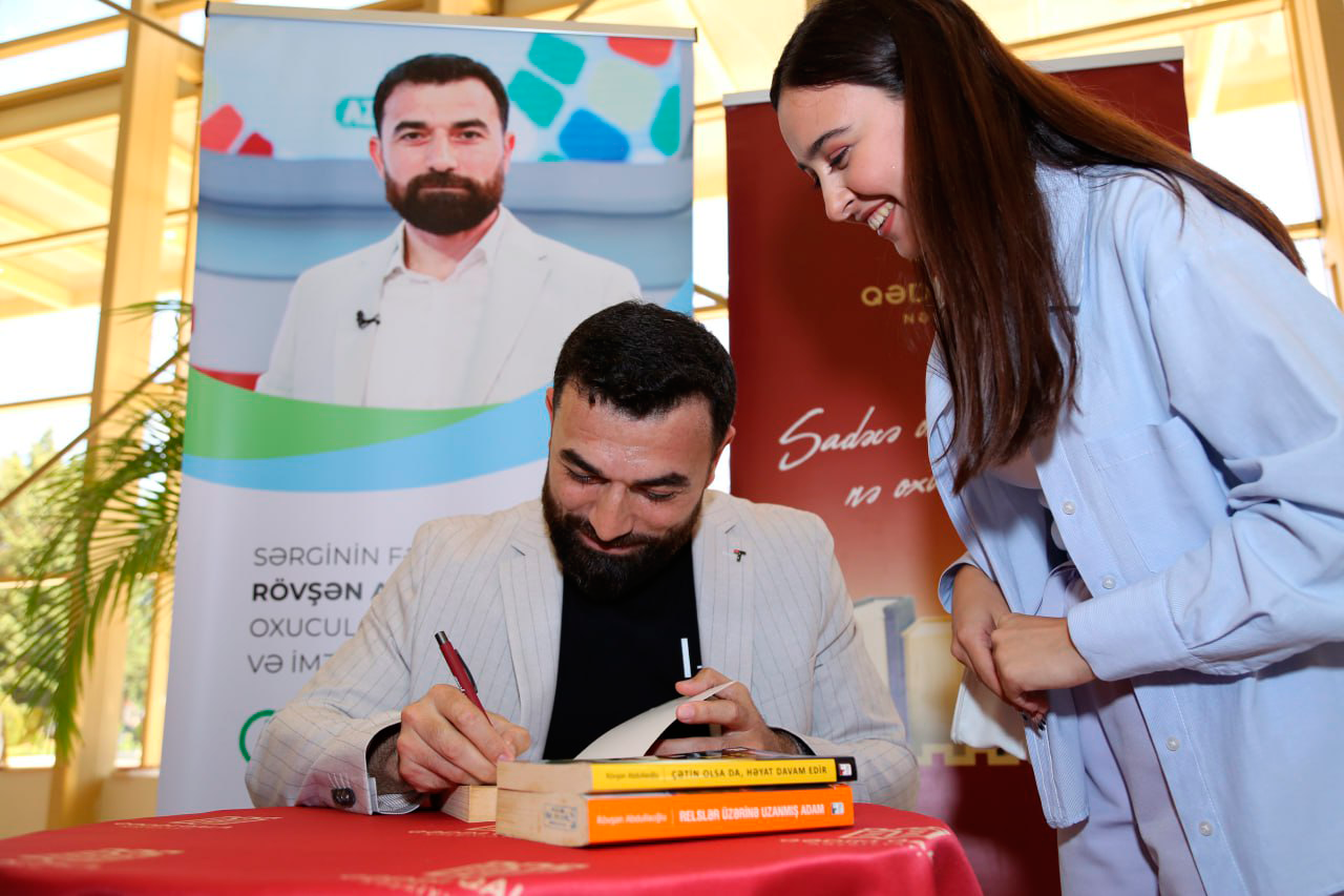 Rövşən Abdullaoğlunun imza günündə izdiham yaşandı (FOTOLAR)