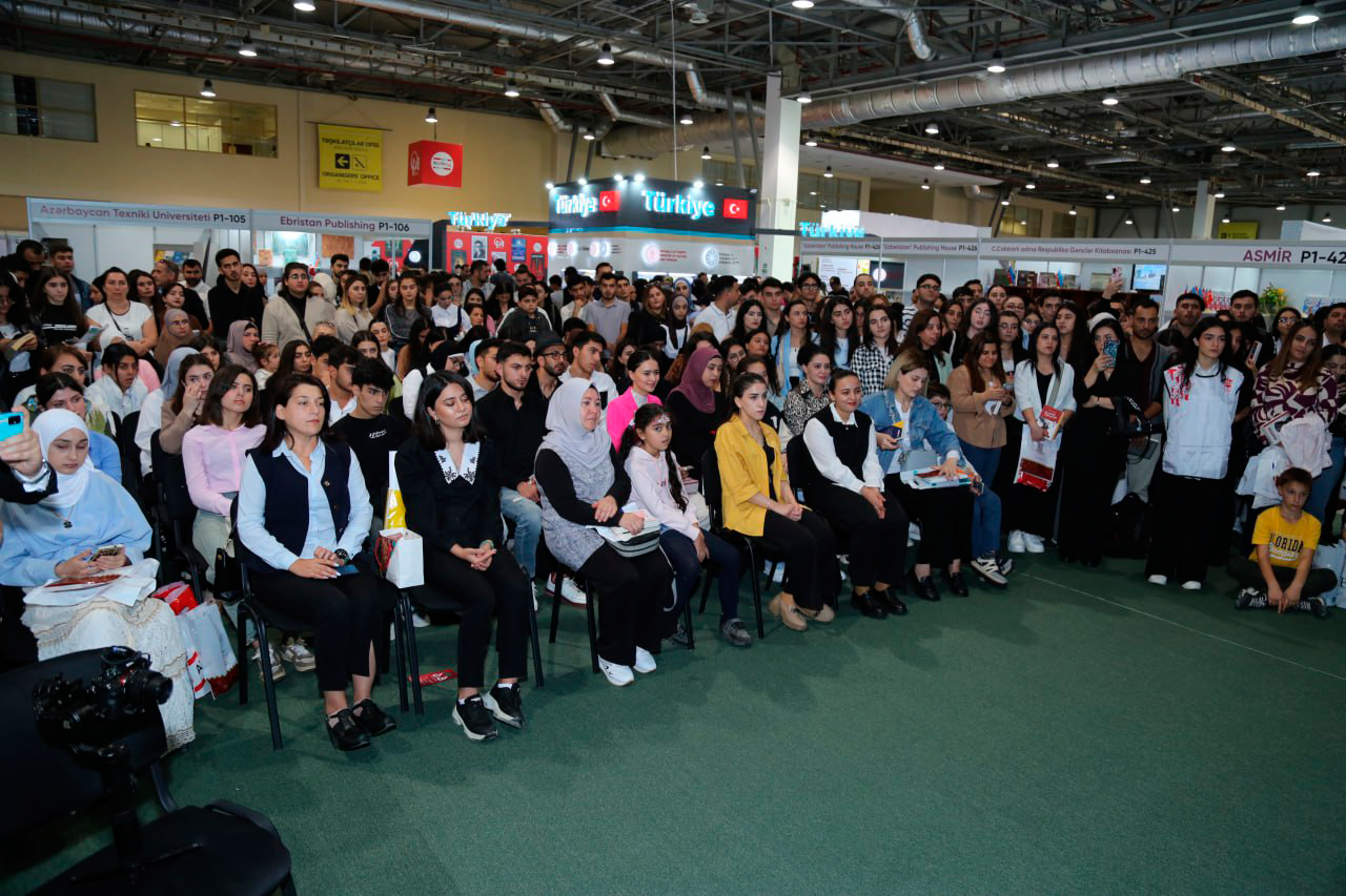 Rövşən Abdullaoğlunun imza günündə izdiham yaşandı (FOTOLAR)