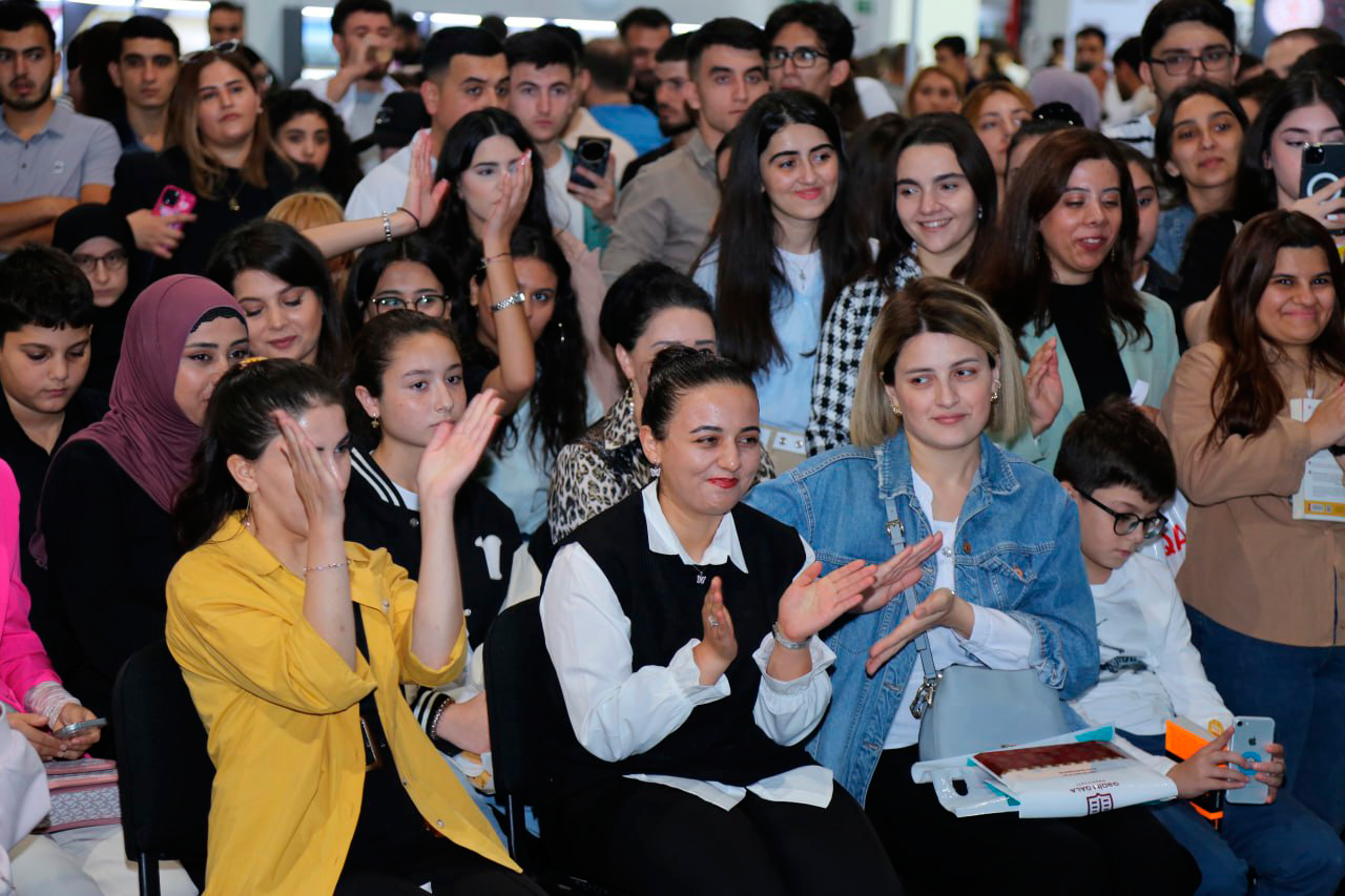 Rövşən Abdullaoğlunun imza günündə izdiham yaşandı (FOTOLAR)