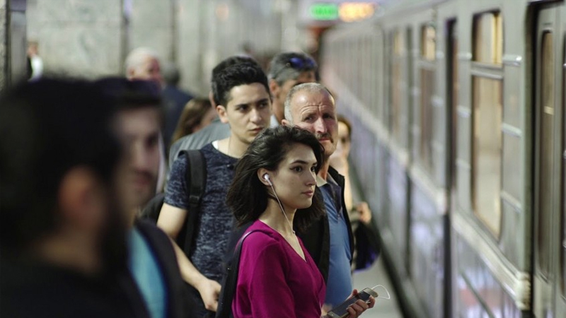 Bakı metrosunda təhlükə: Tüstülənmə oldu, qatarlar 25 dəqiqə gecikdi