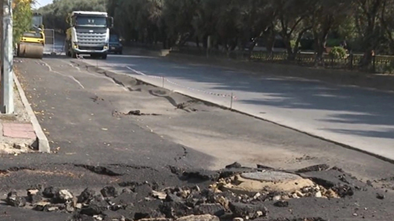 Bakıda yeni asfaltlanan yol çökdü (VİDEO)