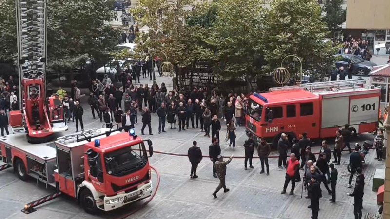 Yaşayış binasında yanğın söndürüldü: 12 nəfər tüstüdən zəhərləndi (FOTO/VİDEO/YENİLƏNİB)