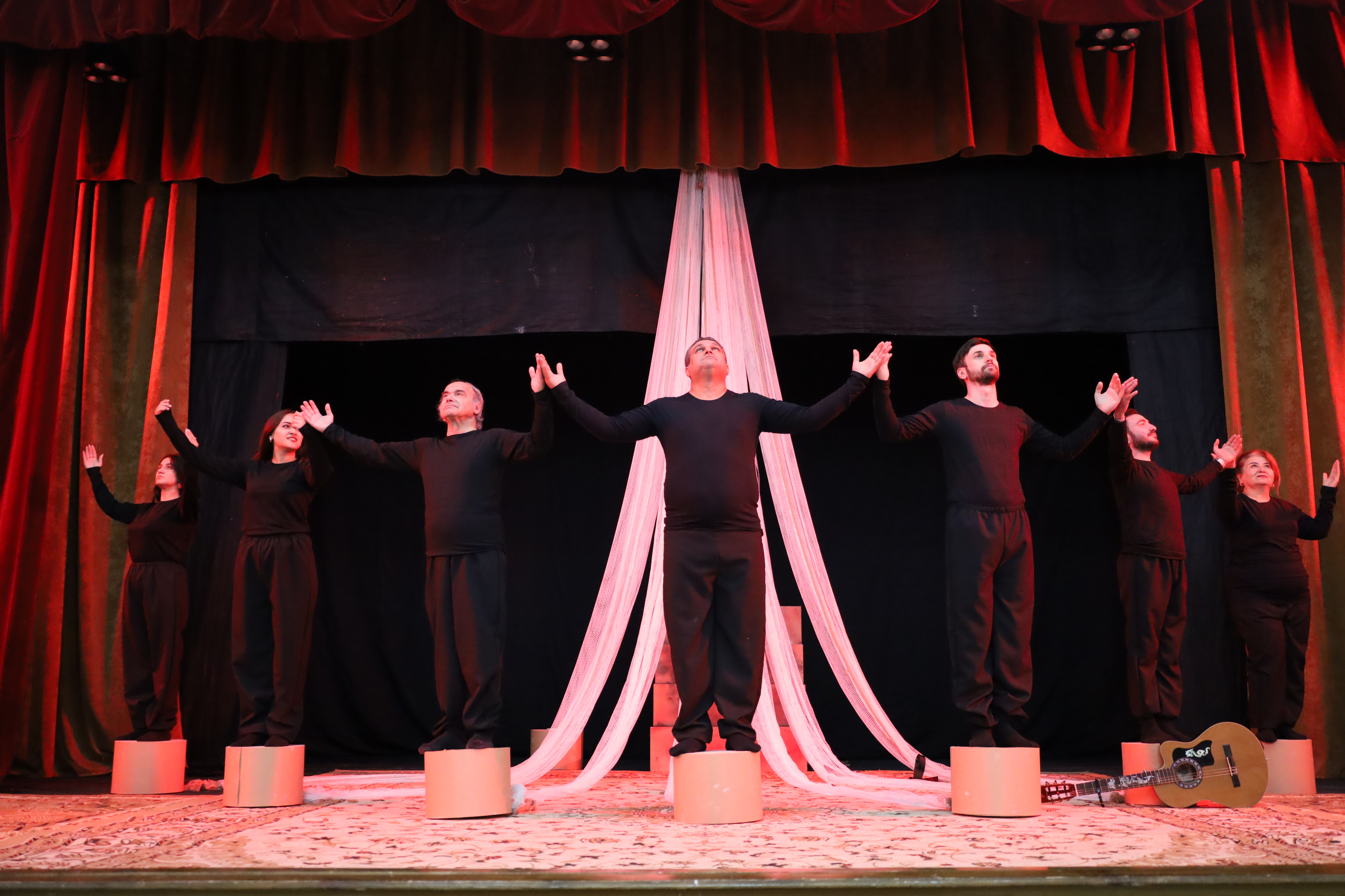 Qazax Dövlət Dram Teatrı Qazaxıstana qastrol səfərinə gedib (FOTO)