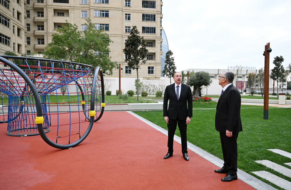 Prezident Nəsimidə yeni salınan parkda yaradılan şəraitlə tanış oldu (FOTO/YENİLƏNİB)