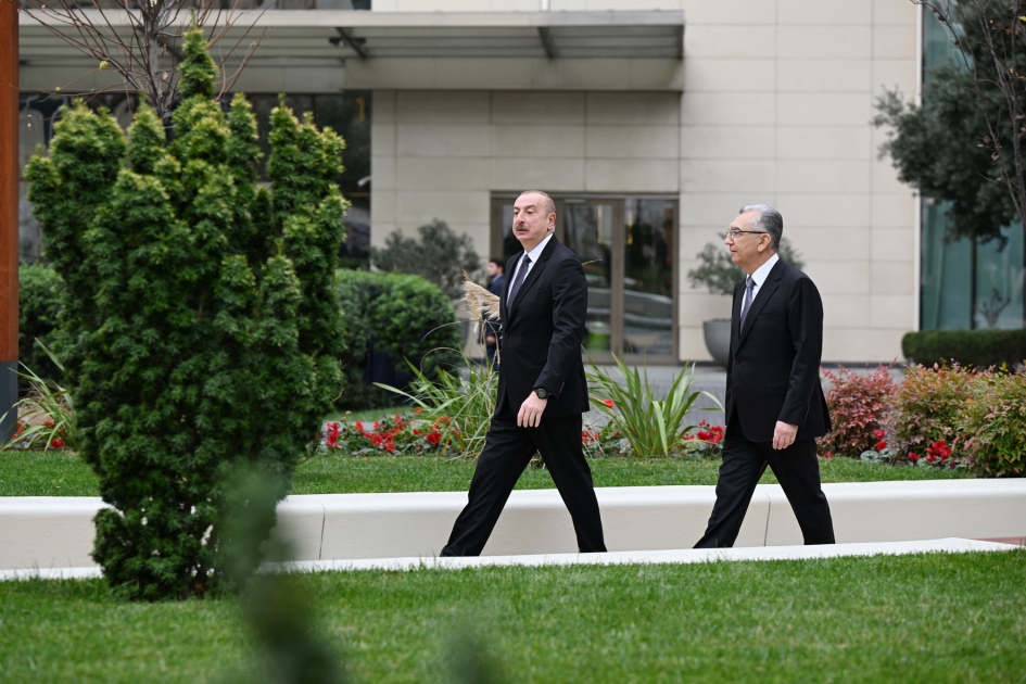 Prezident Nəsimidə yeni salınan parkda yaradılan şəraitlə tanış oldu (FOTO/YENİLƏNİB)