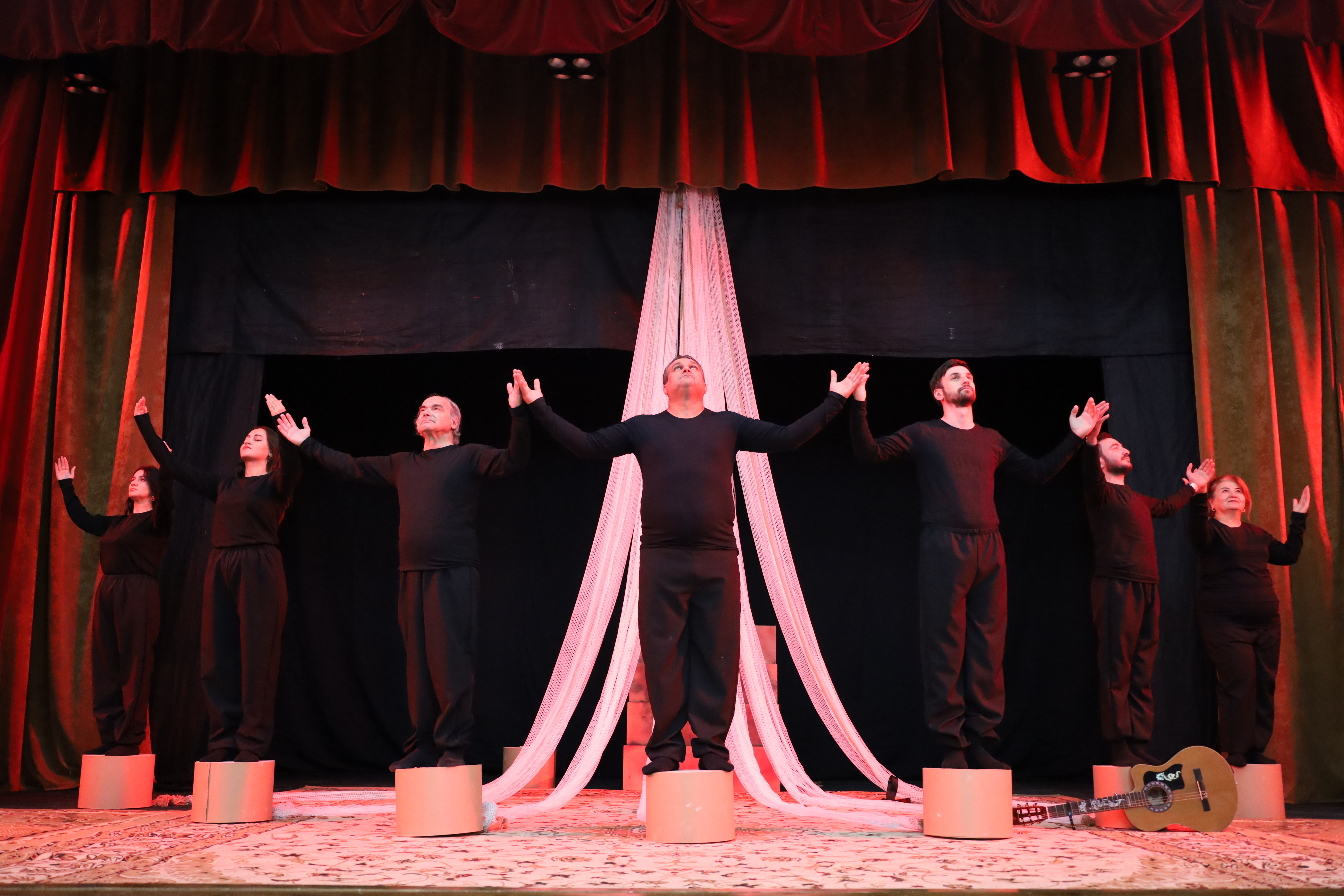 Qazax Dövlət Dram Teatrı Qazaxıstana qastrol səfərinə gedib (FOTO)