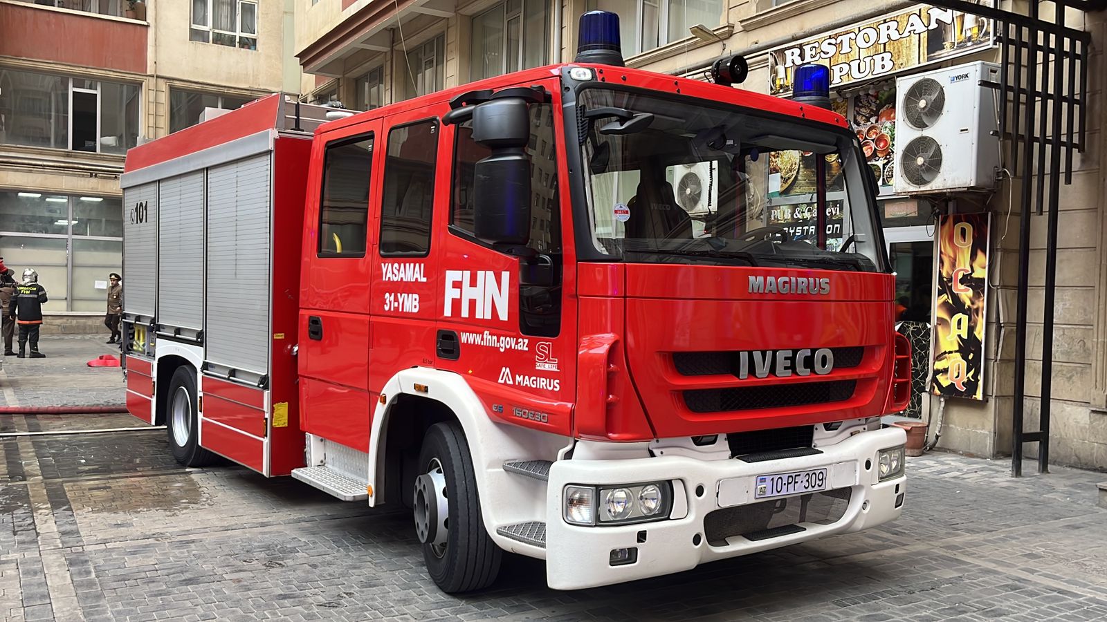 Yaşayış binasında yanğın söndürüldü: 12 nəfər tüstüdən zəhərləndi (FOTO/VİDEO/YENİLƏNİB)