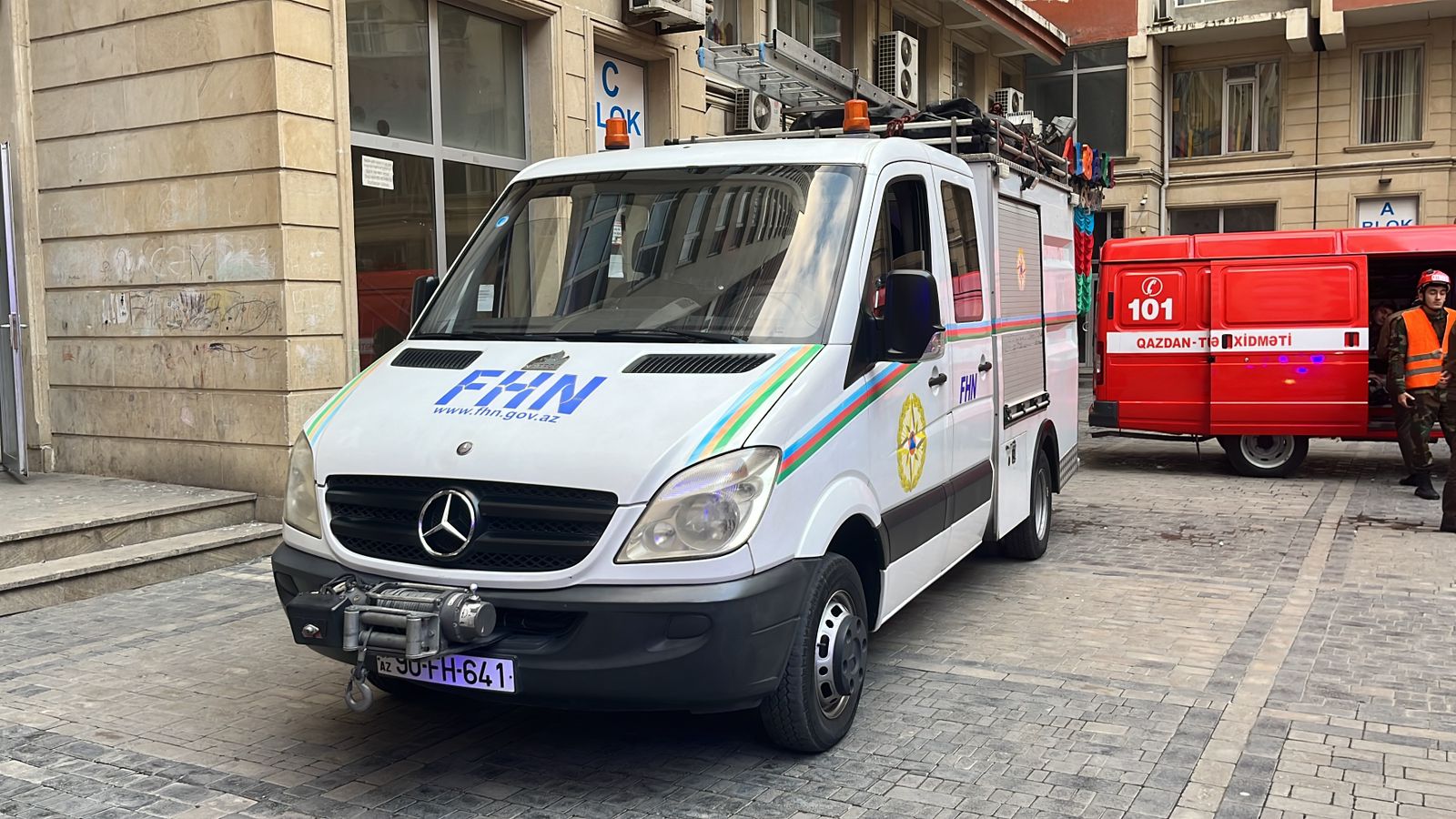 Yaşayış binasında yanğın söndürüldü: 12 nəfər tüstüdən zəhərləndi (FOTO/VİDEO/YENİLƏNİB)