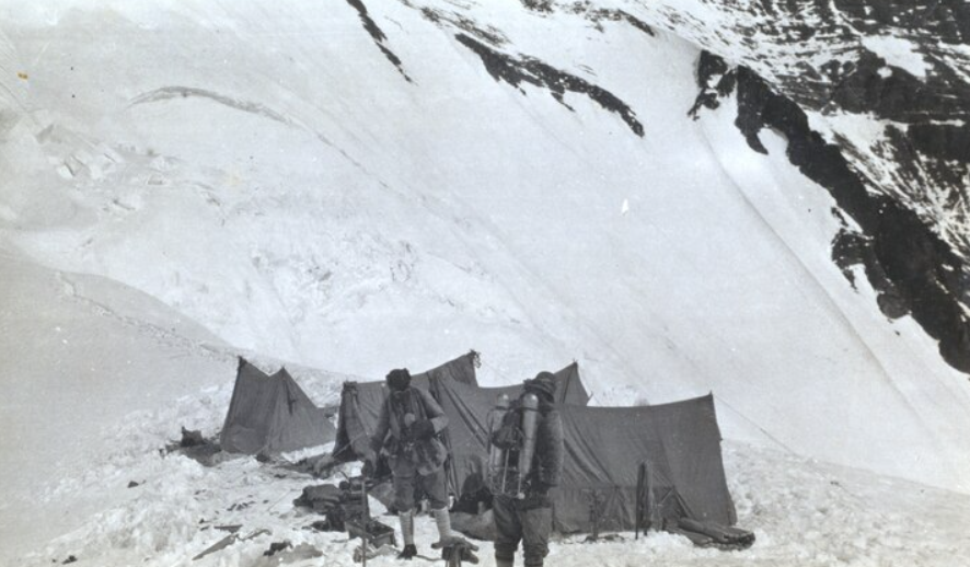 100 il əvvəl Everestdə yoxa çıxan alpinistin qalıqları tapıldı (FOTO)