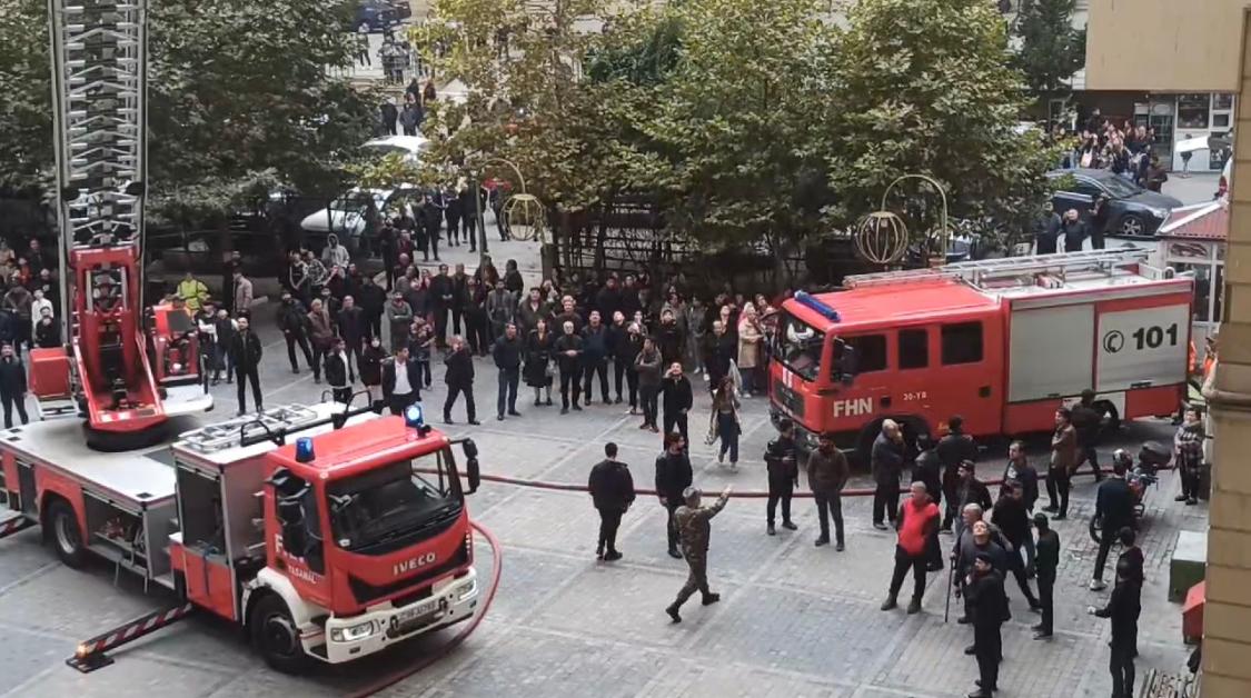 Yaşayış binasında yanğın söndürüldü: 12 nəfər tüstüdən zəhərləndi (FOTO/VİDEO/YENİLƏNİB)