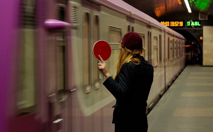 Metroda yenə problem yarandı - Sərnişinlər düşürüldü