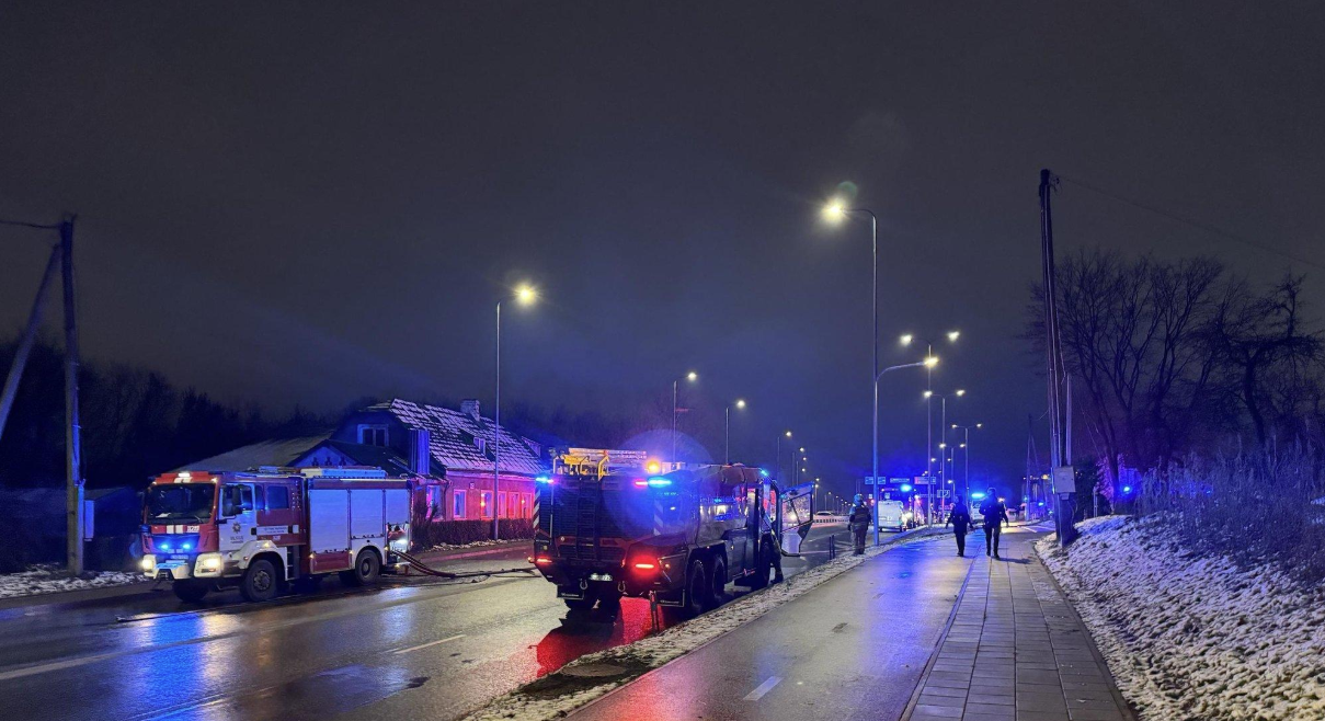 Vilnüsdə yük təyyarəsi evin üzərinə düşdü, yanğın başladı (FOTO)