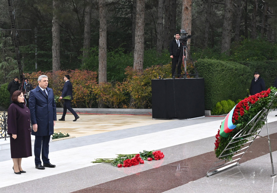 Dövlət və hökumət rəsmiləri Fəxri xiyabanda Heydər Əliyevin xatirəsini yad etdi (FOTO)