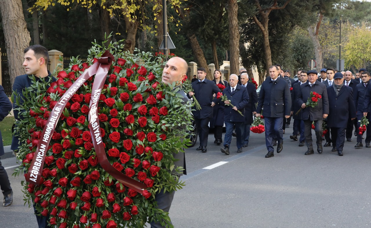 Həmkarlar İttifaqları Konfederasiyası Heydər Əliyevin məzarını ziyarət etdi (FOTO)