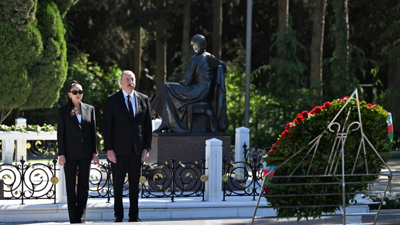 Prezident və birinci xanım Heydər Əliyevin məzarını ziyarət etdi