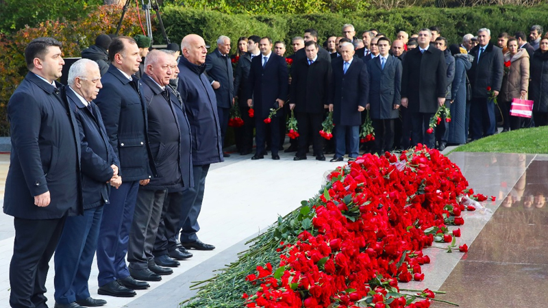 Həmkarlar İttifaqları Konfederasiyası Heydər Əliyevin məzarını ziyarət etdi (FOTO)