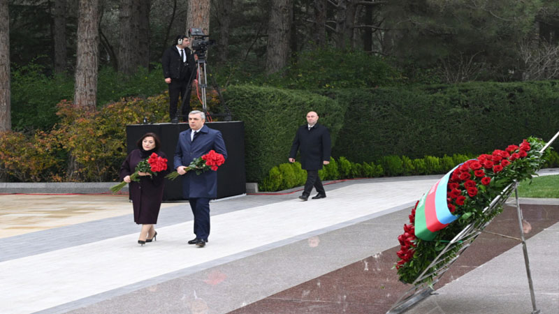 Dövlət və hökumət rəsmiləri Fəxri xiyabanda Heydər Əliyevin xatirəsini yad etdi (FOTO)